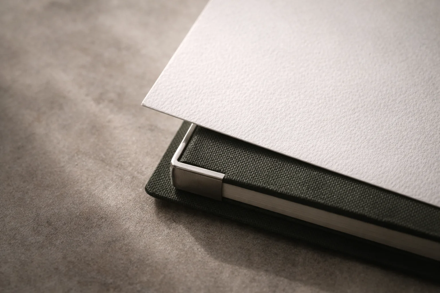 Detalle editorial de documentación y credenciales técnicas en un contexto limpio.